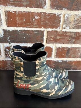 ED Ellen Degeneres Wallita Green Camo Love Rain Boots Size 6